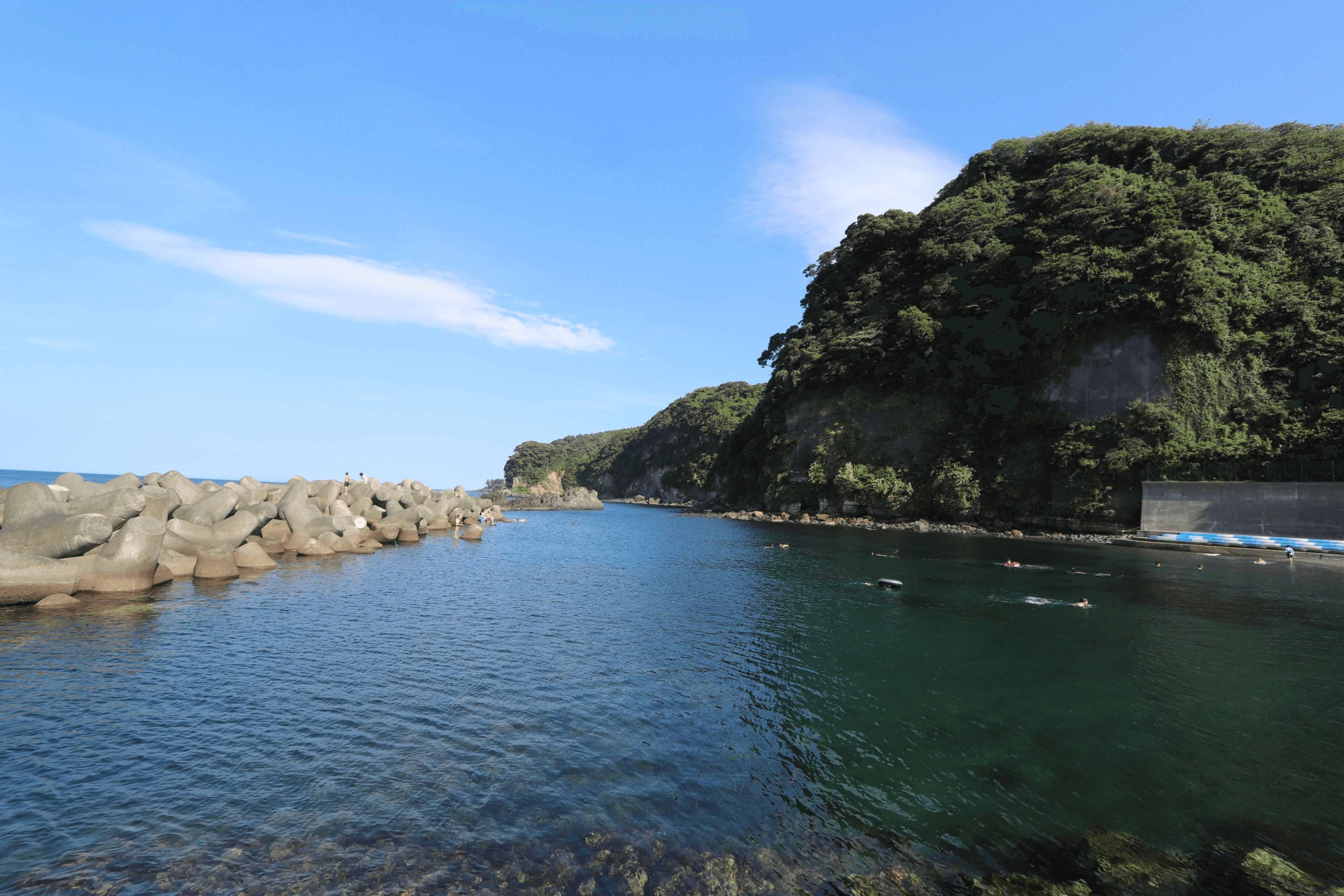 伊豆大島の観光名所の日の出浜の画像です